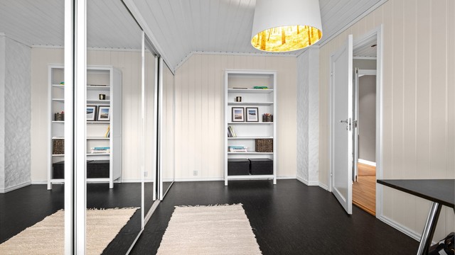 Soverommet har god plass til oppbevaring med både hyller og skap.