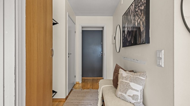 Lys og innbydende entré med plass til oppheng av yttertøy og utesko.