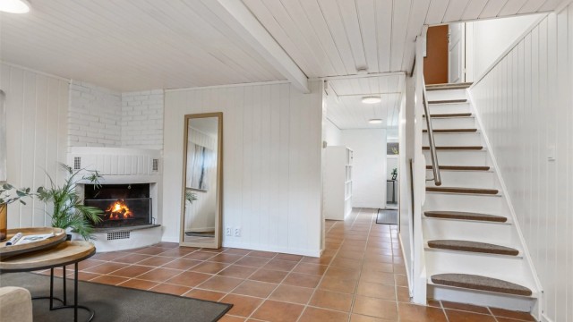 I kjellerstuen har du også en koselig peis