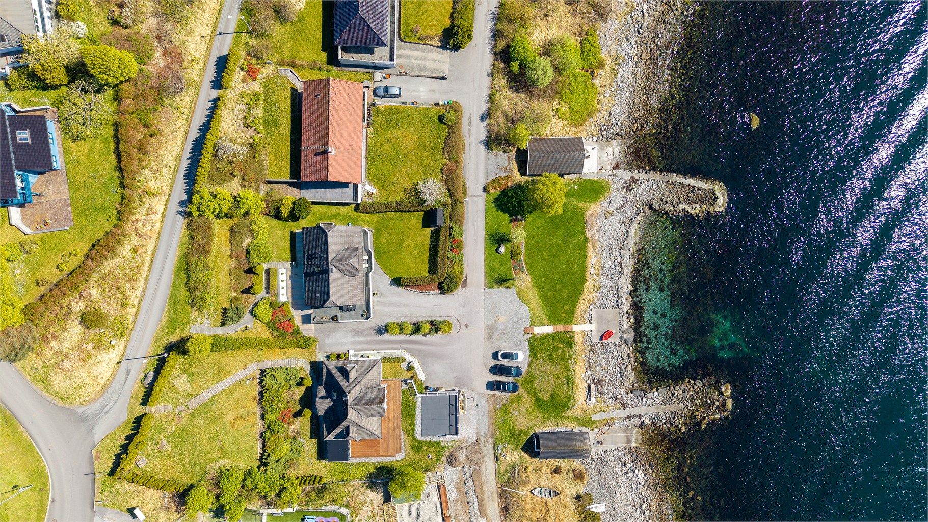 Eiendommen ligger like ved sjøen med gode muligheter for bading og fiske