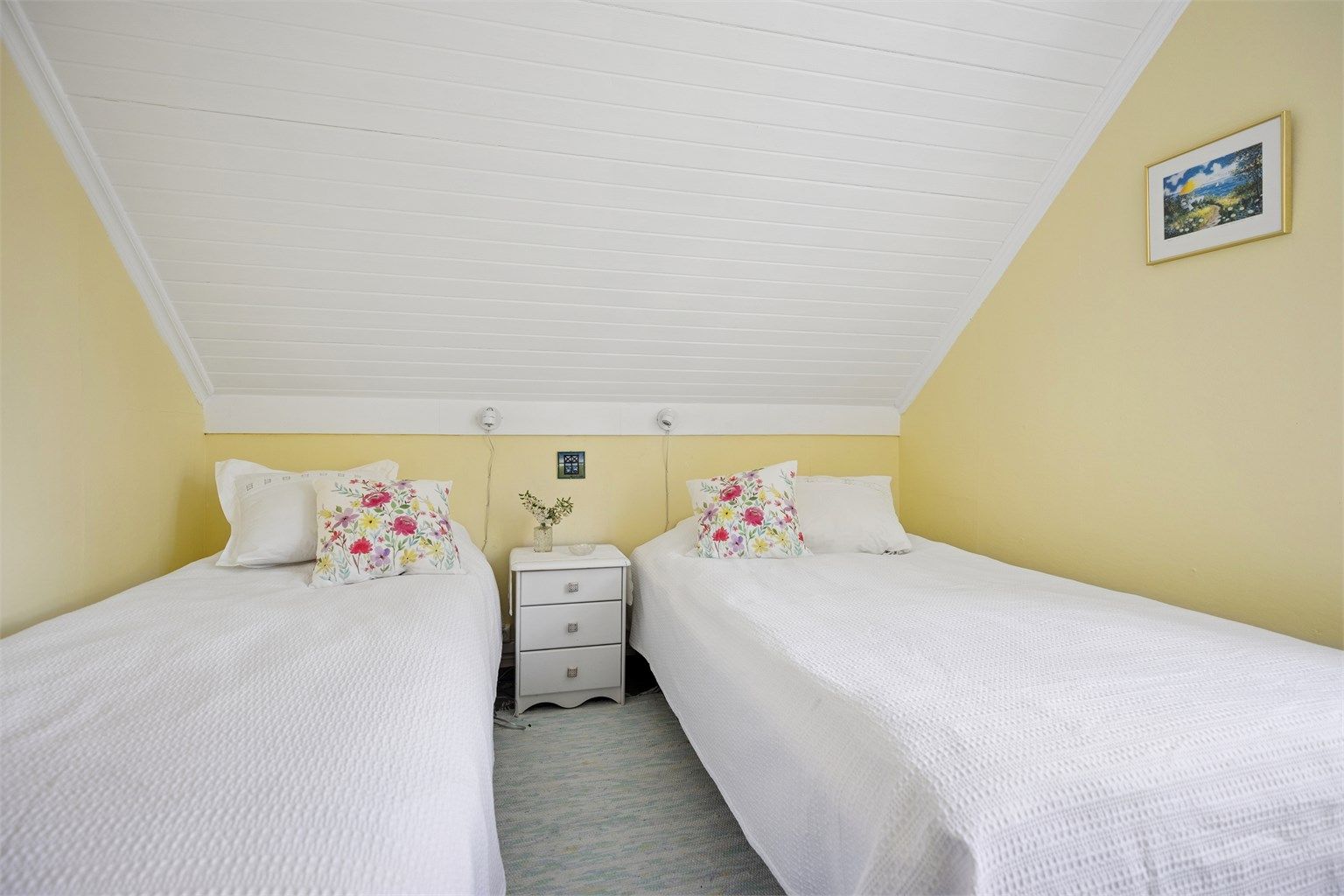 Soverom nr. 2 er lyst og innbydende (ikke godkjent eller omsøkt for varig opphold)