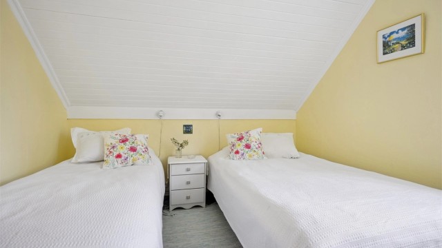 Soverom nr. 2 er lyst og innbydende (ikke godkjent eller omsøkt for varig opphold)