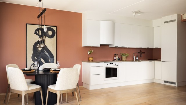 Kjøkkeninnredningen fra Norema har et moderne og stilrent uttrykk med glatte fronter, gode arbeidsflater og en løsning som er både praktisk og sosial.