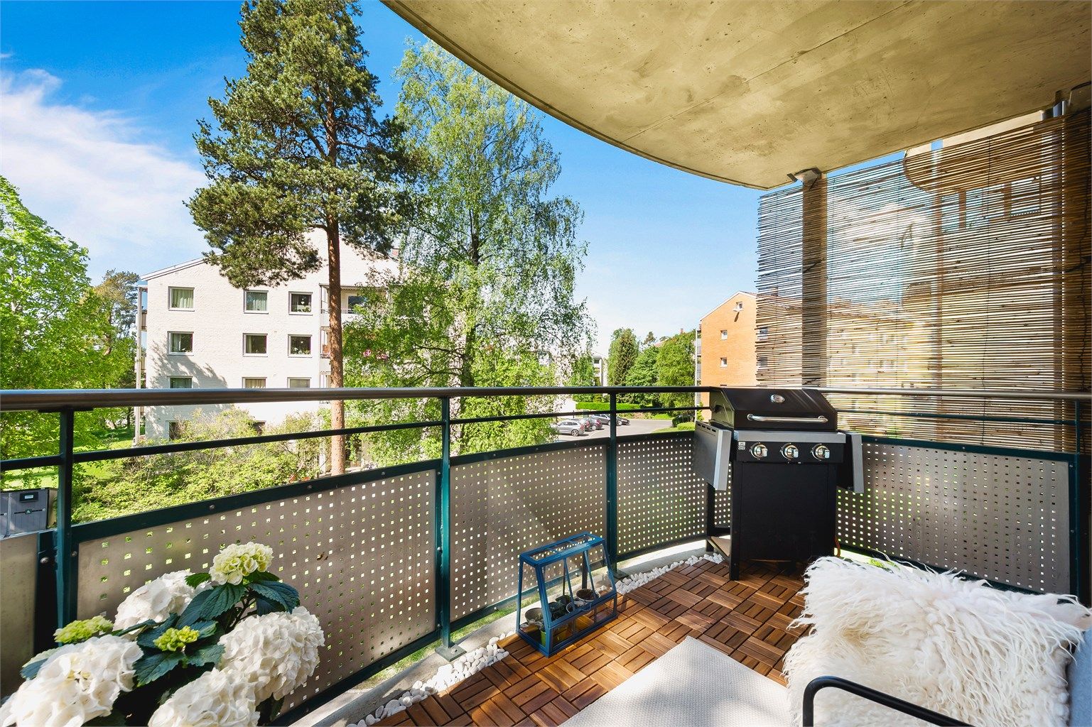 Fra stuen er det utgang til boligens vestvendte balkong på 7 kvm.