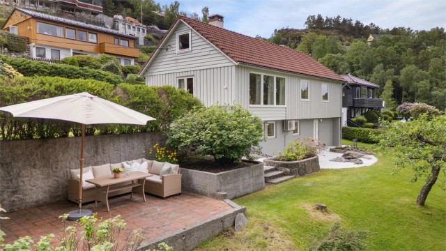 Velkommen til Husavarden 18! Her kan man nyte fredelige dager i skjermede omgivelser, med gode rekreasjonsmuligheter som bading og padling rett utenfor døren. Foto: XBolig