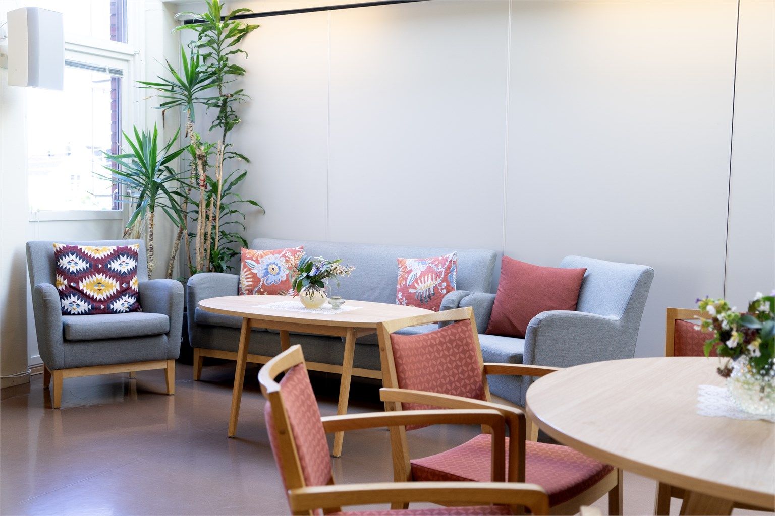 Flere innbydende felles oppholdsrom og sittegrupper i Allsenteret.