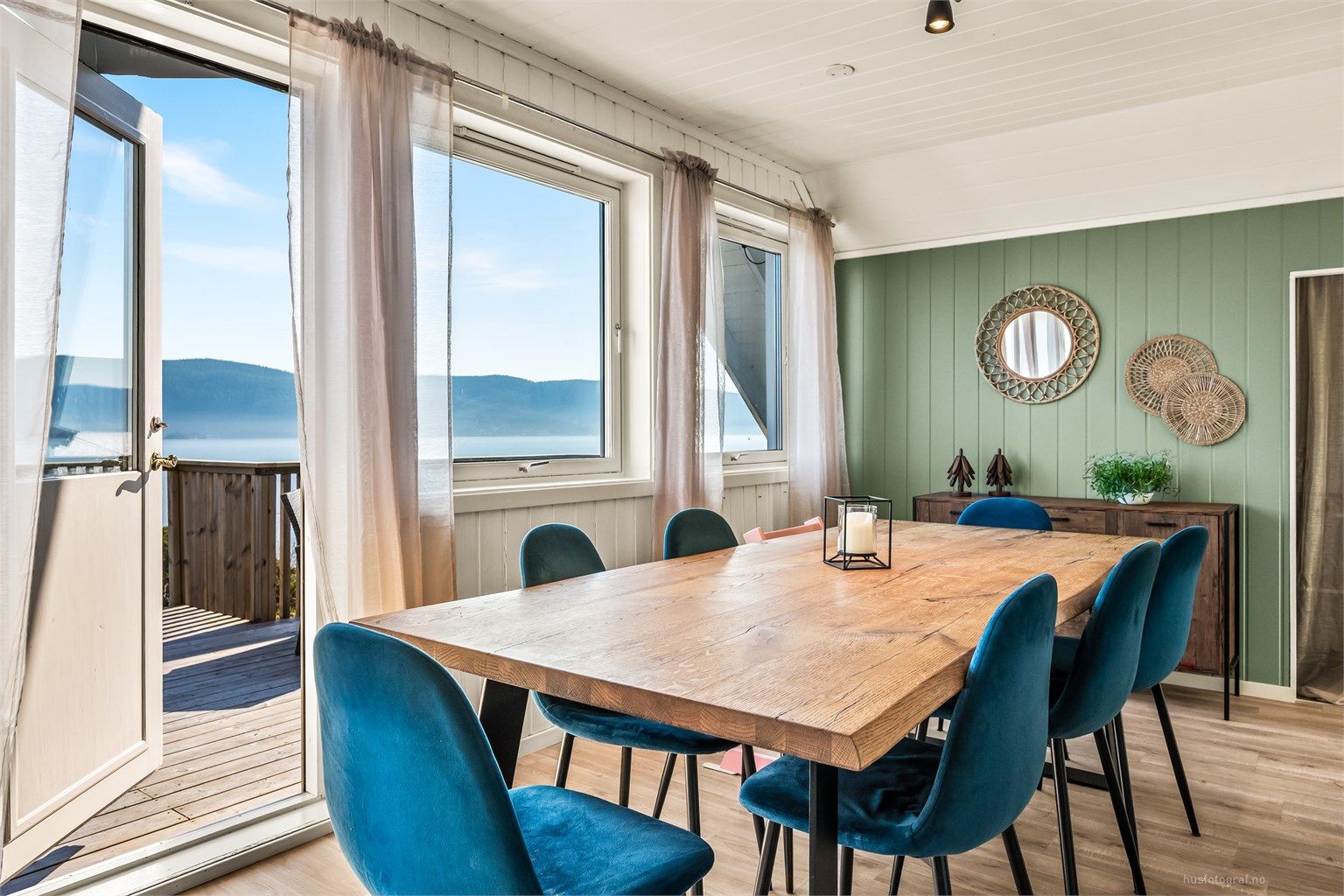 God plass til langbord og enkel adkomst til verandaen med plass til utemøblement gir gode rammer for både hverdagsliv og sosiale sammenkomster. 