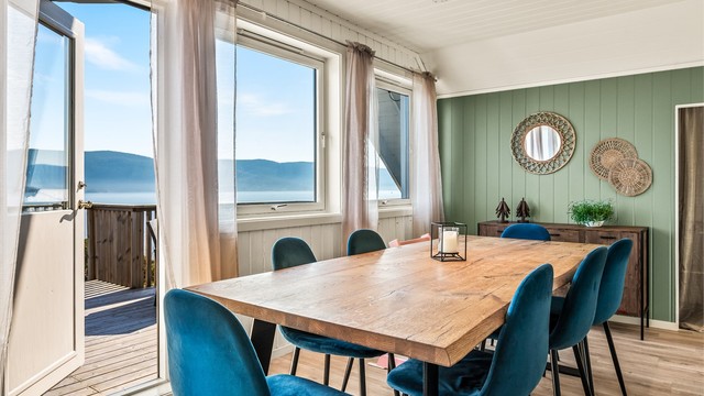 God plass til langbord og enkel adkomst til verandaen med plass til utemøblement gir gode rammer for både hverdagsliv og sosiale sammenkomster.