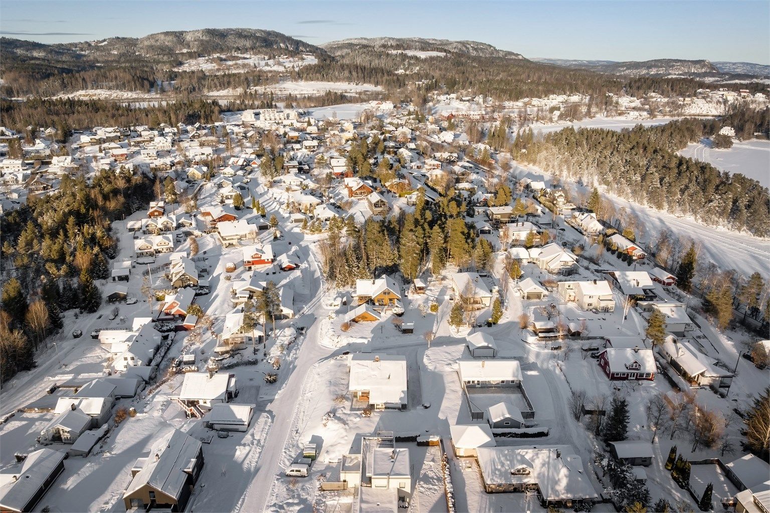 Det er ca. 10 minutter med bil til Asker sentrum med et rikt utvalg av servicetilbud.