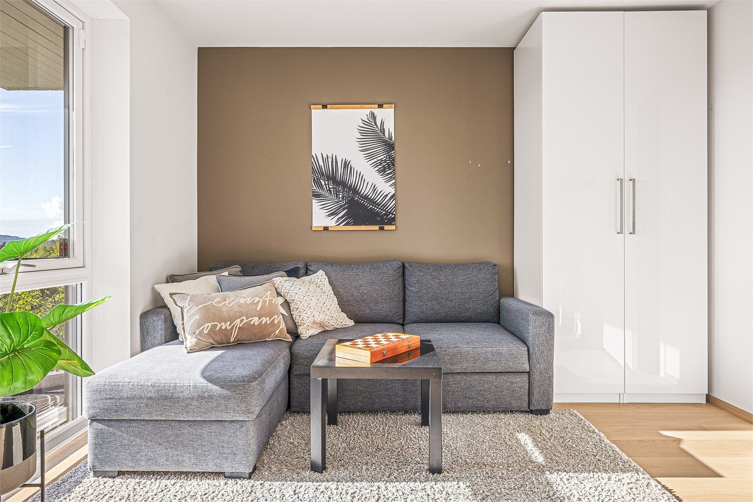 Rommet har god plass til både seng, garderobe, arbeidspult og en egen sofakrok.
