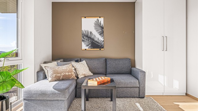 Rommet har god plass til både seng, garderobe, arbeidspult og en egen sofakrok.