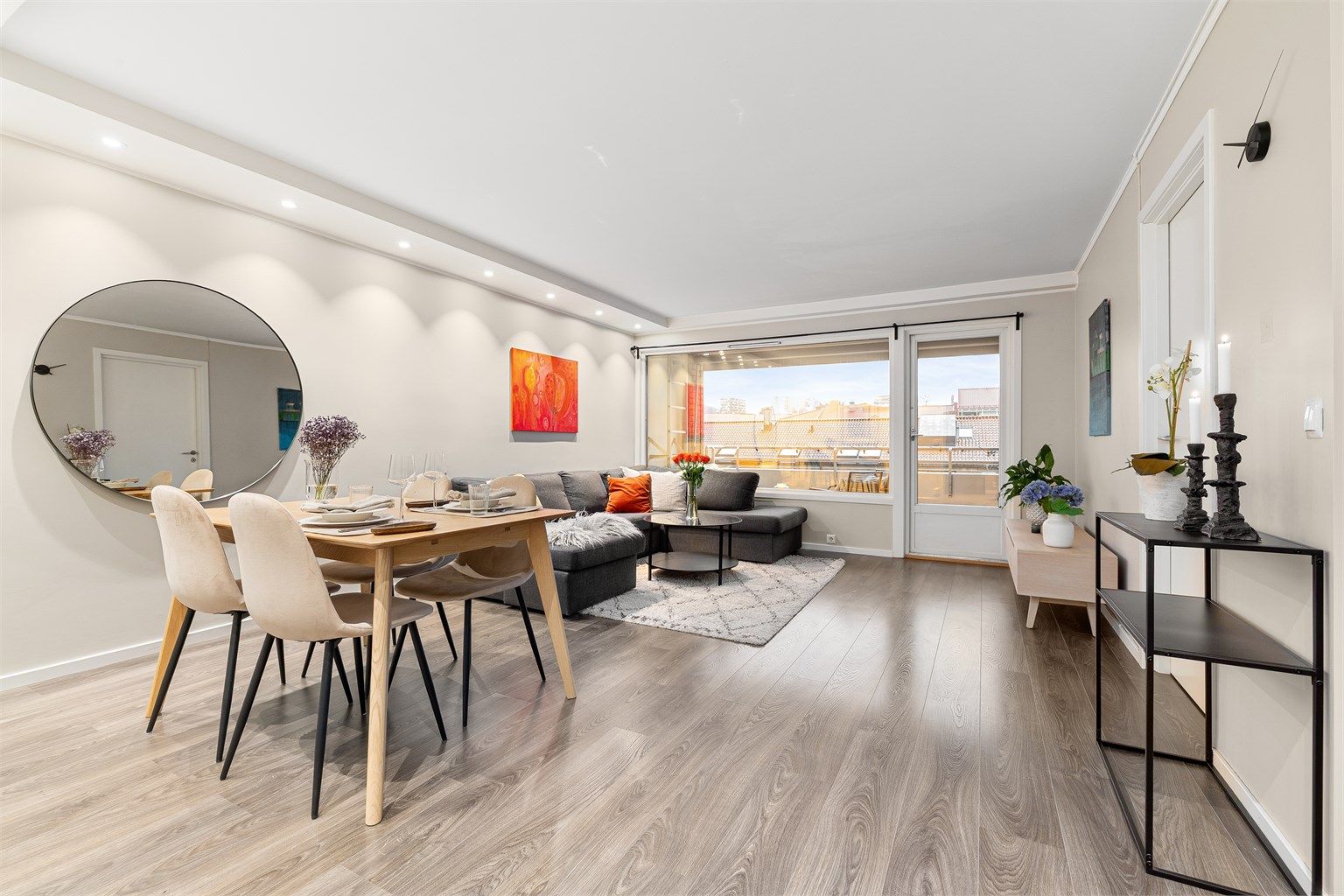 Tiltalende stue med en lun romfølelse og store vindusflater som både byr på gode lysforhold og en åpen utsikt