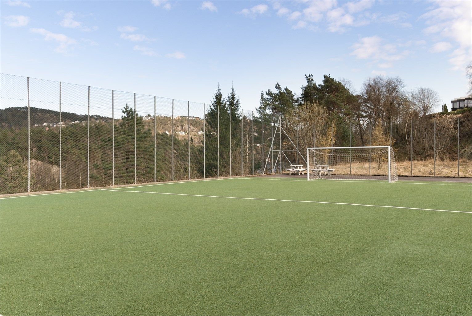 - Ballbane rett ned i veien, perfekt for de små -