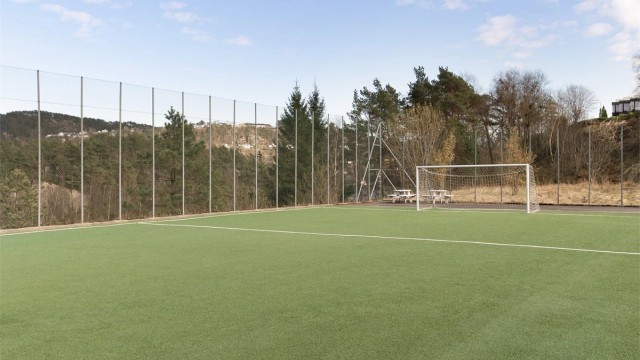 - Ballbane rett ned i veien, perfekt for de små -