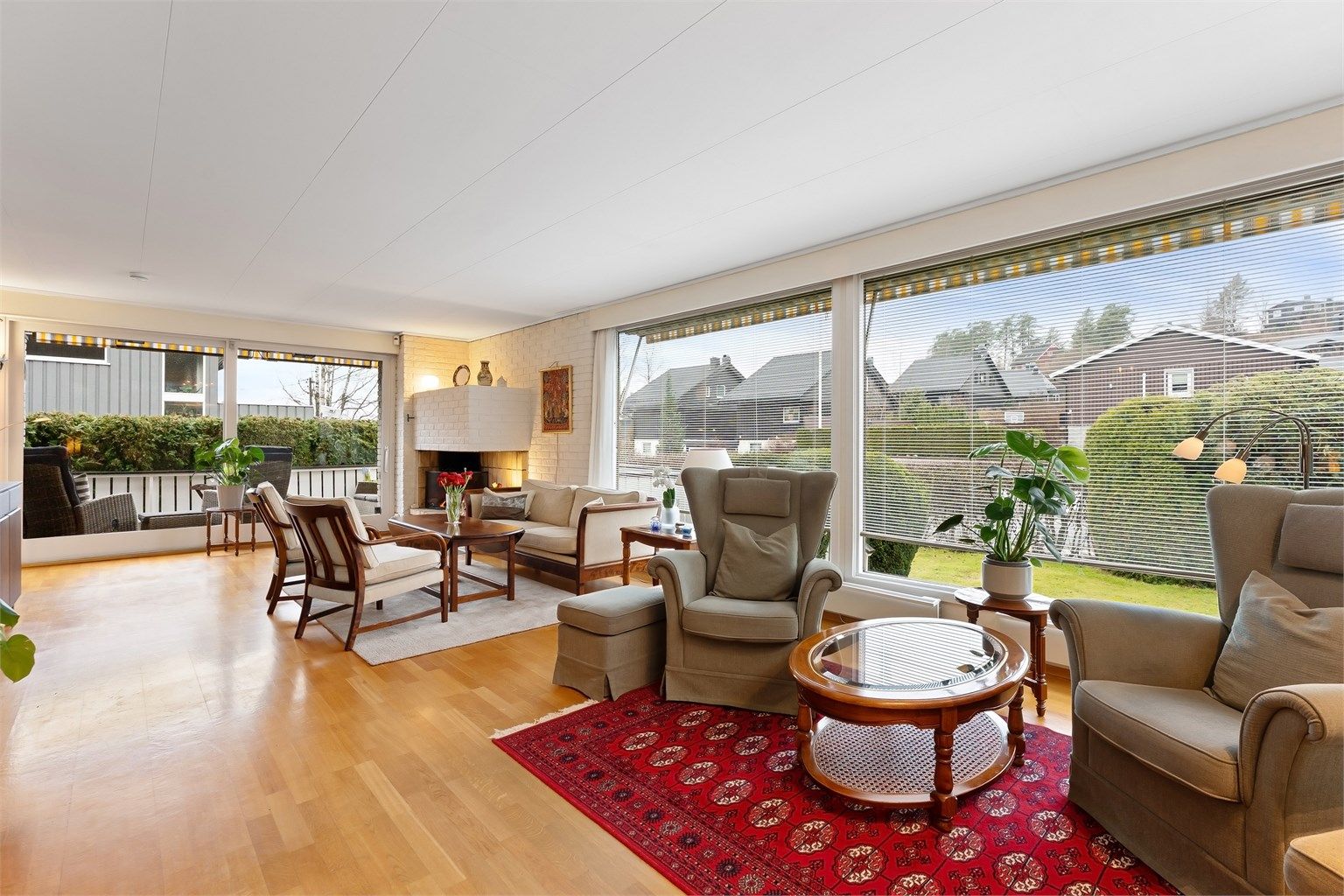 Oppvarming i stuen skjer via elektrisitet, vedfyring og en luft-til-luft varmepumpe fra 2020.