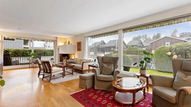 Oppvarming i stuen skjer via elektrisitet, vedfyring og en luft-til-luft varmepumpe fra 2020.