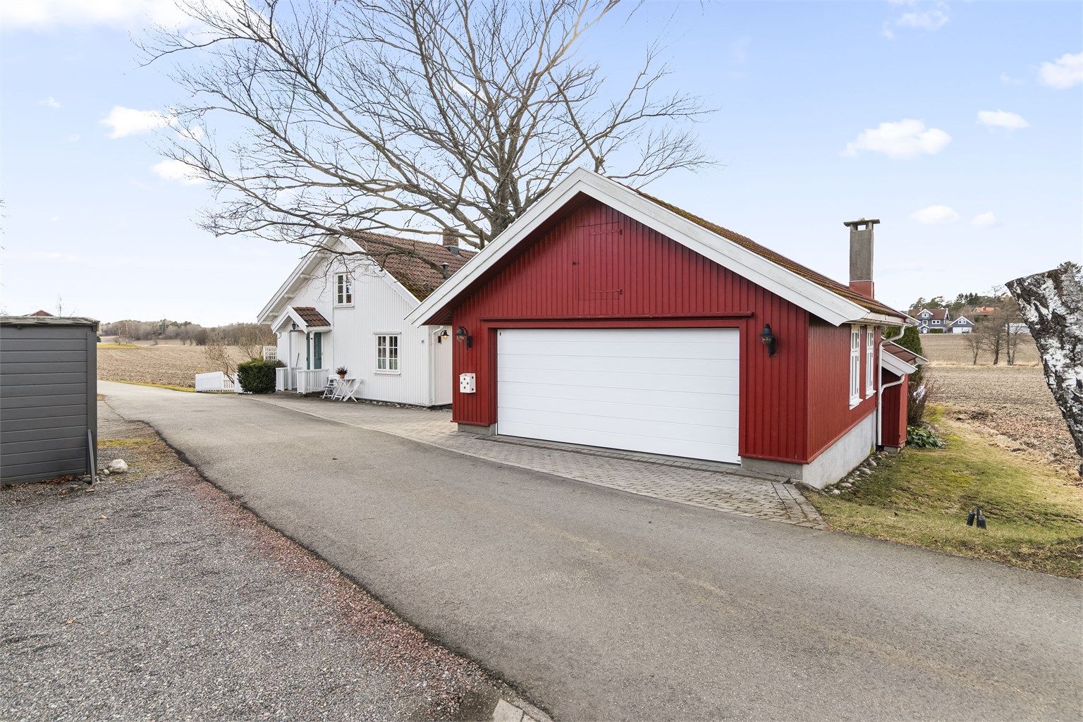 Gode parkeringsmuligheter i dobbelgarasje og på egen gårdsplass.