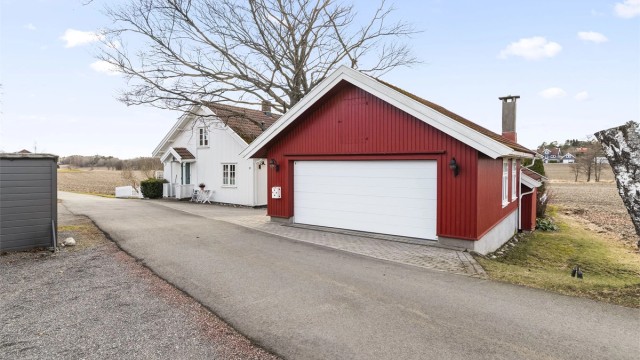 Gode parkeringsmuligheter i dobbelgarasje og på egen gårdsplass.