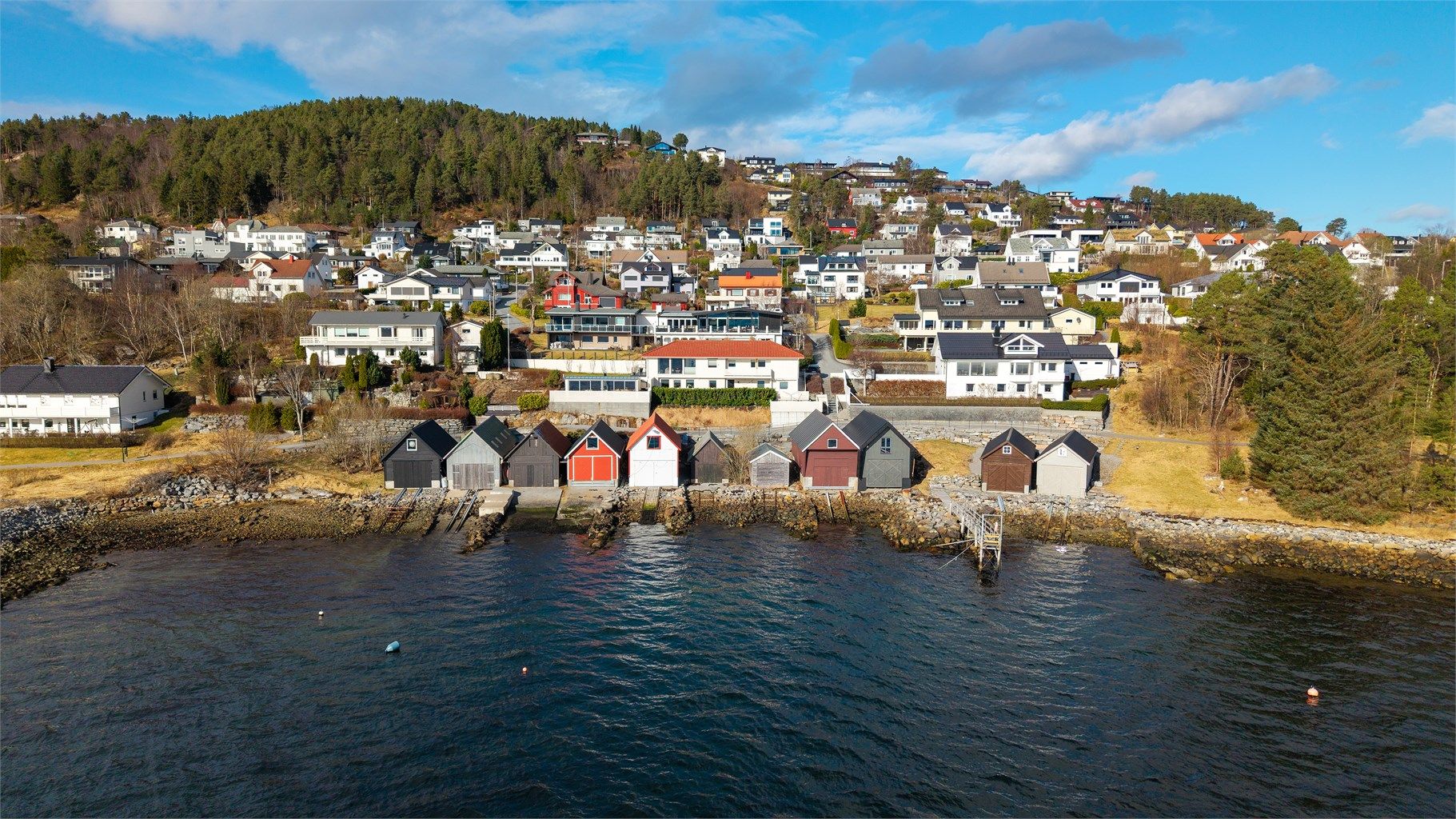 Dronebilde av naustet og naustrekken sett fra sjøsiden