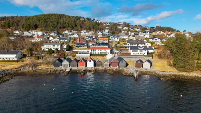 Dronebilde av naustet og naustrekken sett fra sjøsiden