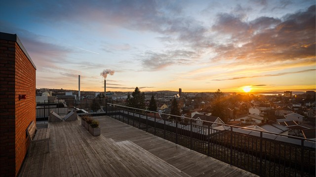 Kveldsstemning på takterrassene.