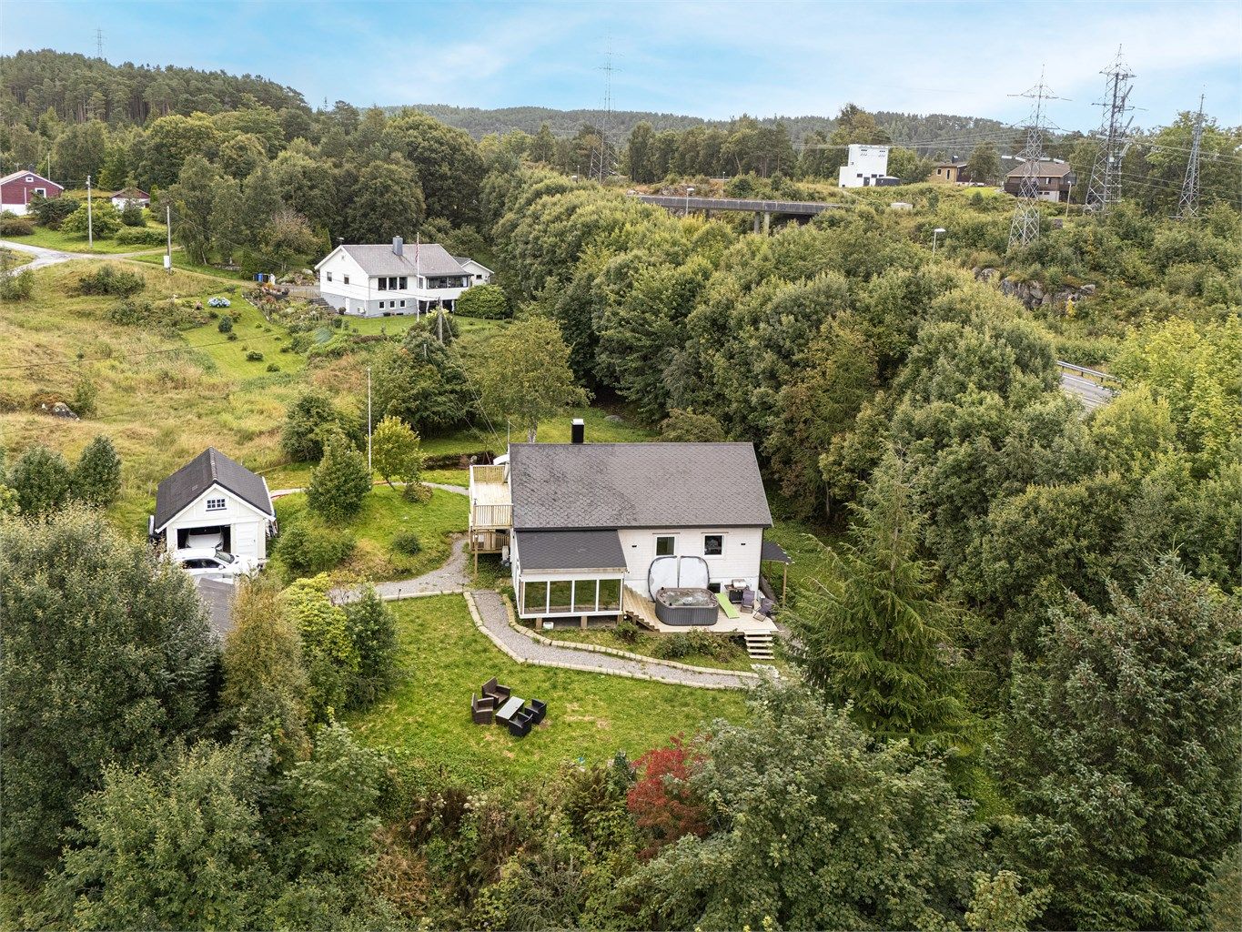 Tomten ligger skjermet til i et etablert boligområde.