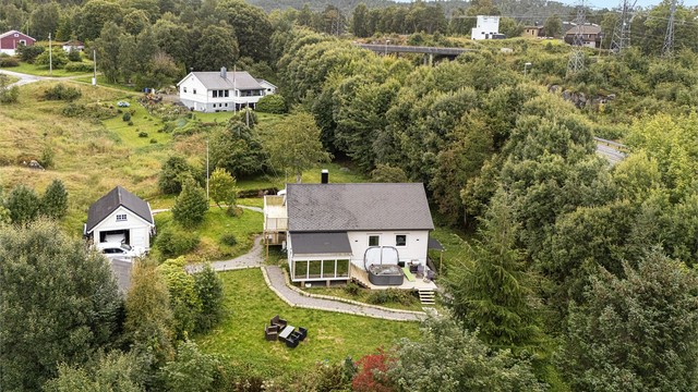 Tomten ligger skjermet til i et etablert boligområde.
