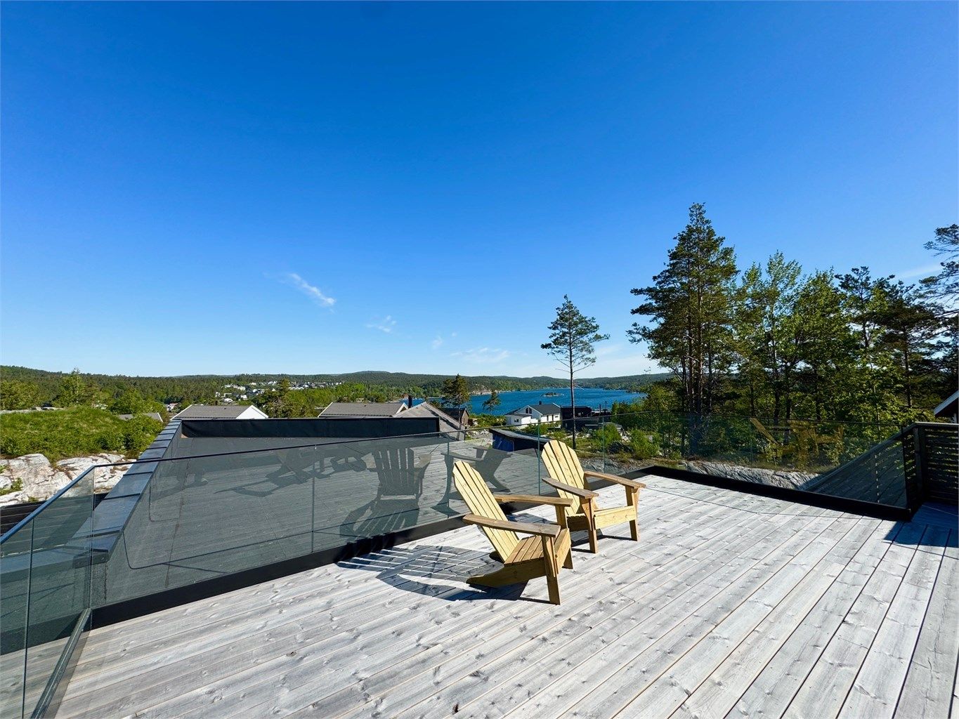 Velkommen til Dyvig 133 - en lekker nyoppført fritidsbolig med fire soverom, takterrasse og utsikt over Kaldvellfjorden.