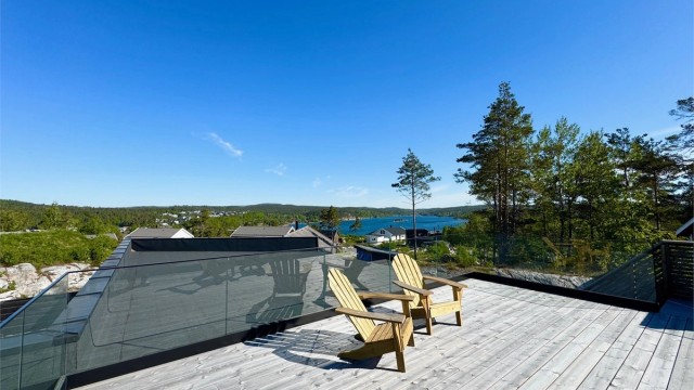 Velkommen til Dyvig 133 - en lekker nyoppført fritidsbolig med fire soverom, takterrasse og utsikt over Kaldvellfjorden.