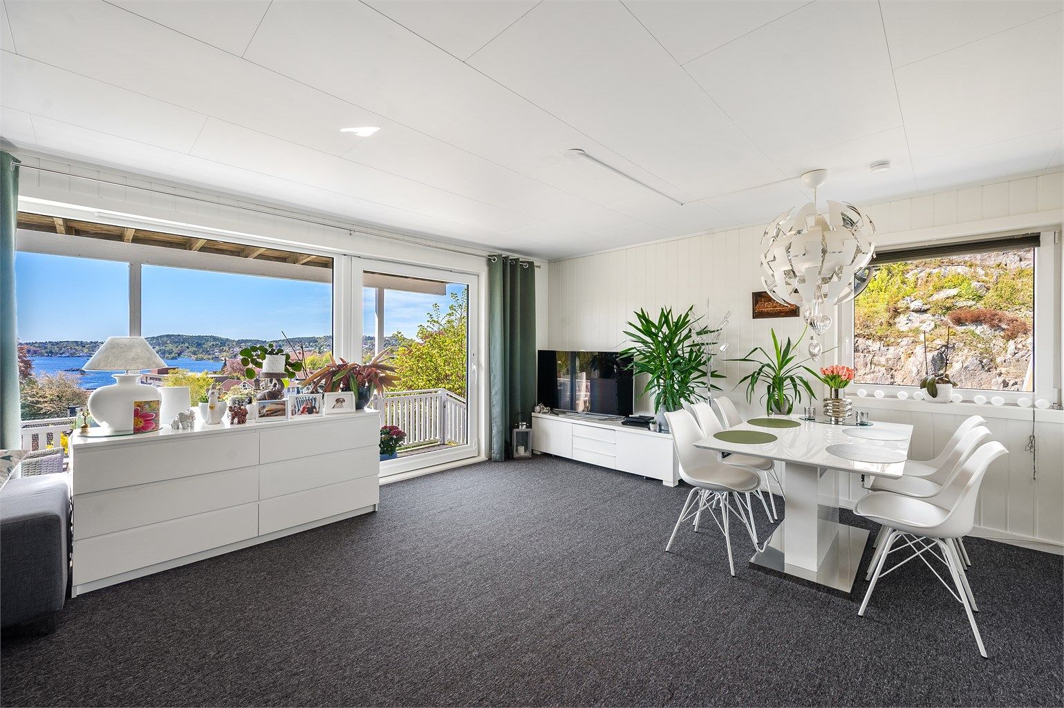 Romslig stue i 2. etasje med store vindusflater