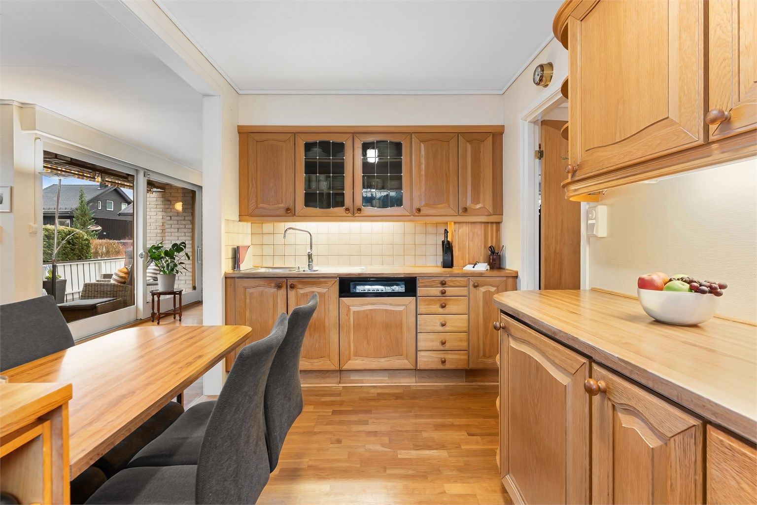 Kjøkkenet er utstyrt med integrert kjøleskap og oppvaskmaskin.