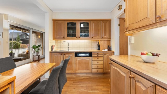 Kjøkkenet er utstyrt med integrert kjøleskap og oppvaskmaskin.