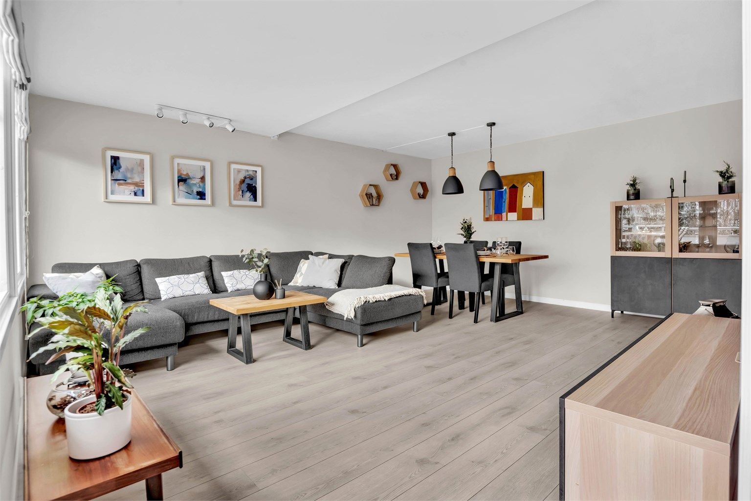 Den romslig stuen kan innredes med hjørnesofa eller sofagrupper, Tv-møbler, stuebord og bokhyller eller kommoder.