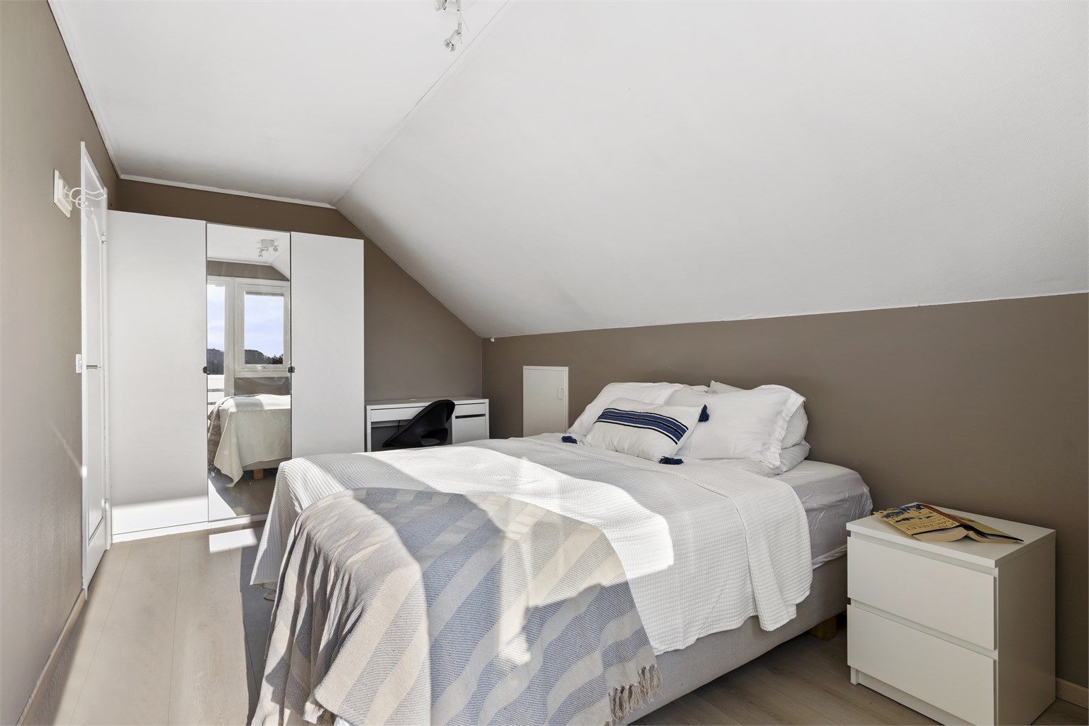 Rommet er romslig med plass til dobbeltseng og garderobeløsning.