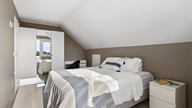 Rommet er romslig med plass til dobbeltseng og garderobeløsning.