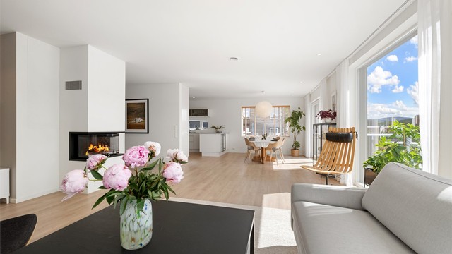 Romslig stue med god plass til både sofagruppe og spisebord