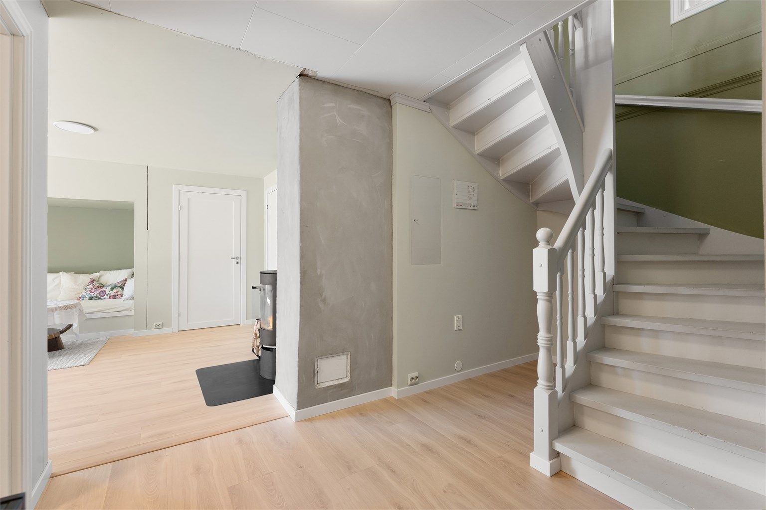 Trapperommet i underetasjen med trapp i tre som leder opp til første etasje.