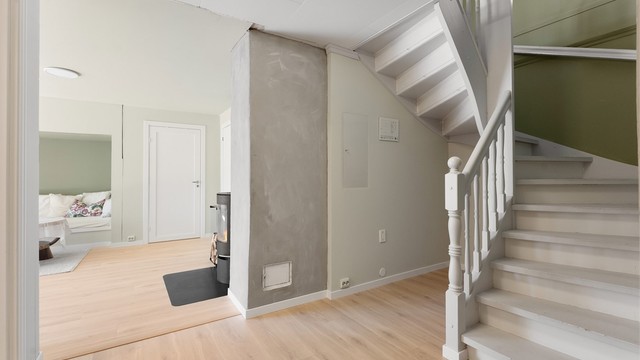 Trapperommet i underetasjen med trapp i tre som leder opp til første etasje.