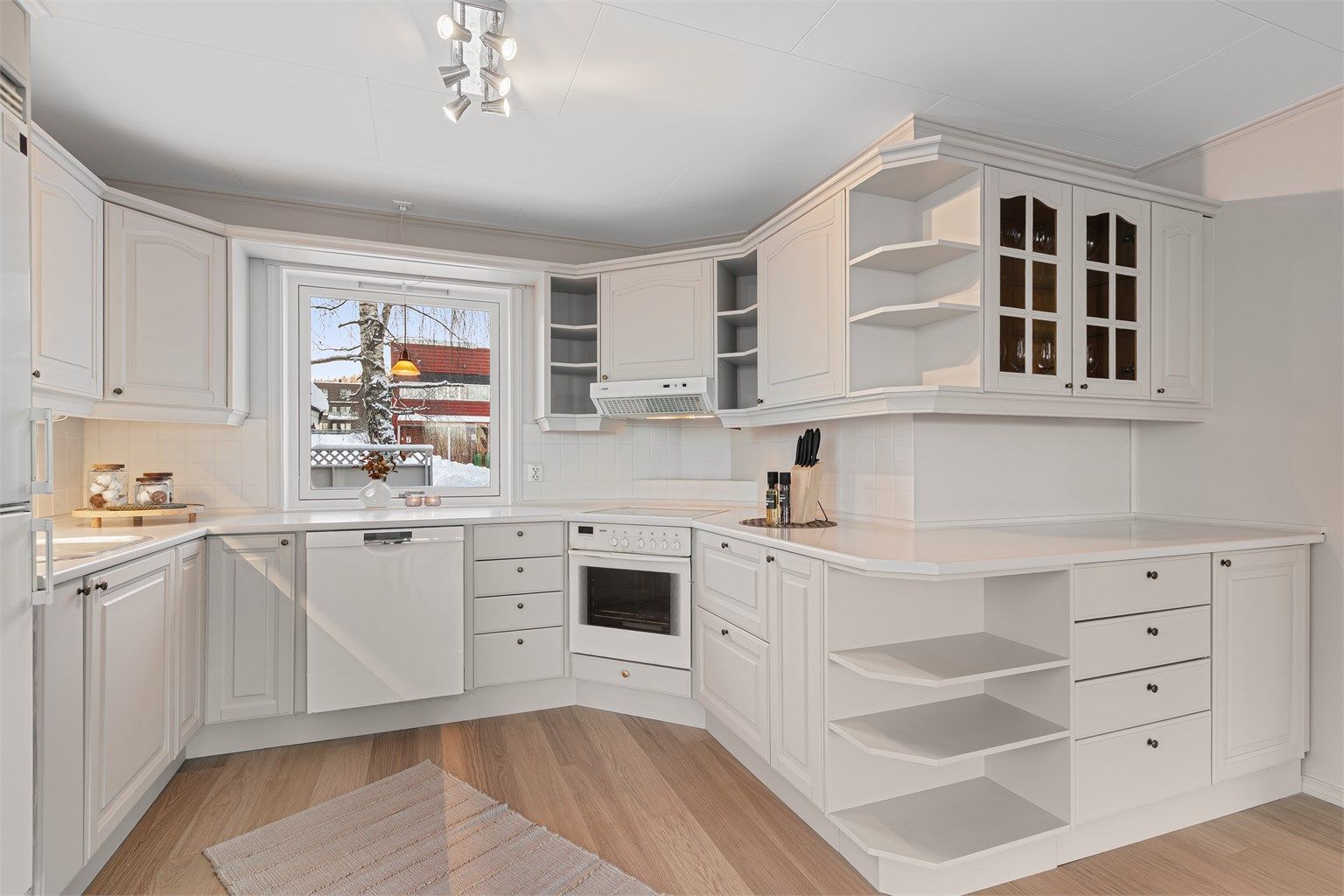 Lyst og trivelig kjøkken med god benkeplass og rom for matlaging og hyggelige måltider