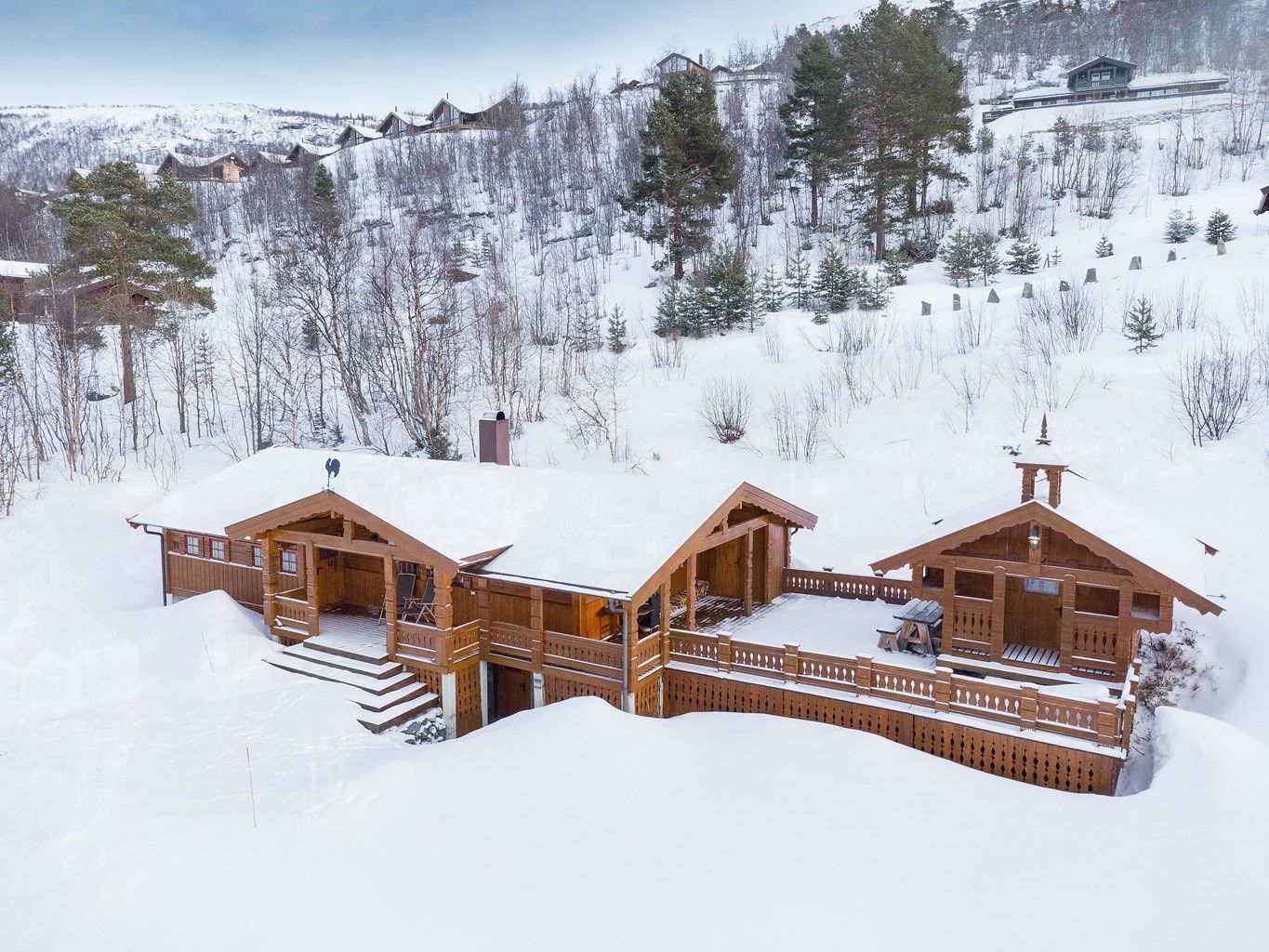 Krogsveen Sunnmøre v/Eiendomsmegler Harald Osdal har gleden av å presentere en velholdt fritidsbolig med annek beliggende på Kongelberget på Bjorli