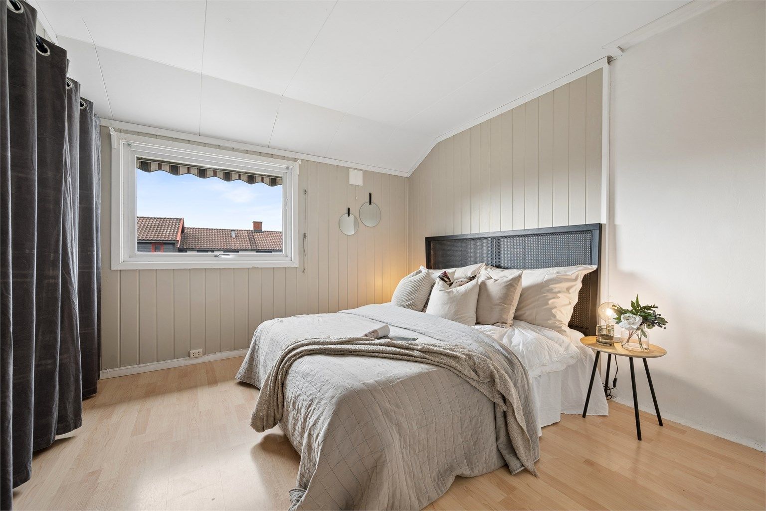 Boligen har tre lyse og funksjonelle soverom – tilpasset ulike behov som barnerom, gjesterom eller kontor. Romslig hovedsoverom med plass til dobbeltseng og innebygget garderobe. 