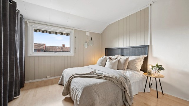 Boligen har tre lyse og funksjonelle soverom – tilpasset ulike behov som barnerom, gjesterom eller kontor. Romslig hovedsoverom med plass til dobbeltseng og innebygget garderobe.