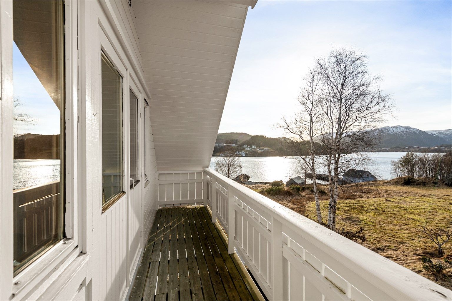 Balkong mot vest med flott fjordutsikt