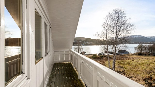 Balkong mot vest med flott fjordutsikt