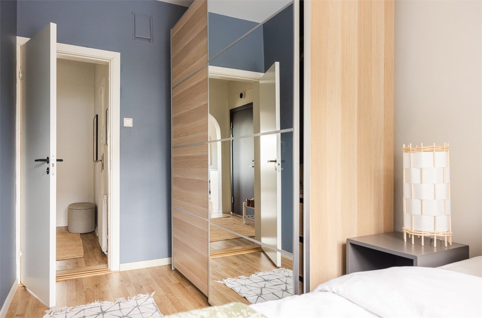 Stort garderobeskap sørger for godt med oppbevaringsplass. 