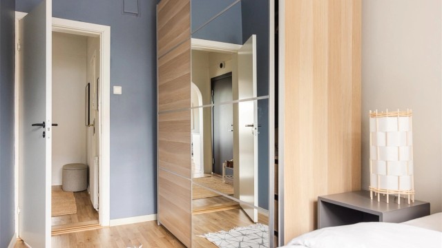 Stort garderobeskap sørger for godt med oppbevaringsplass.