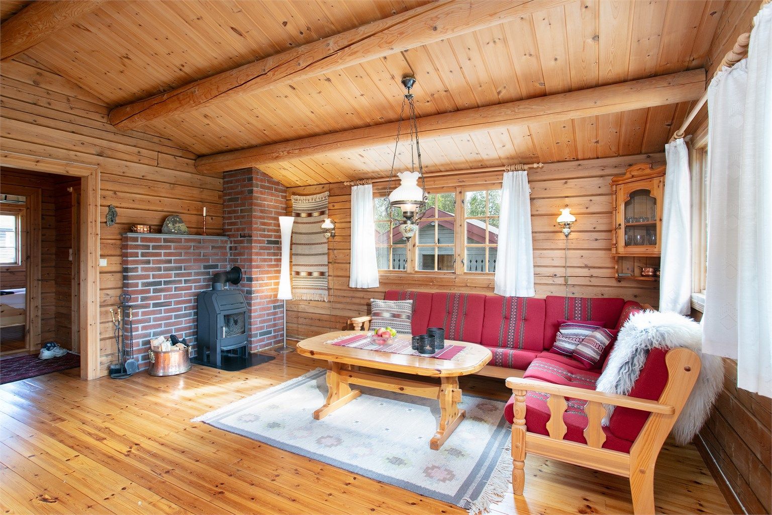 Stuen har god plass til sofagruppe og direkte kontakt med uteområdet.