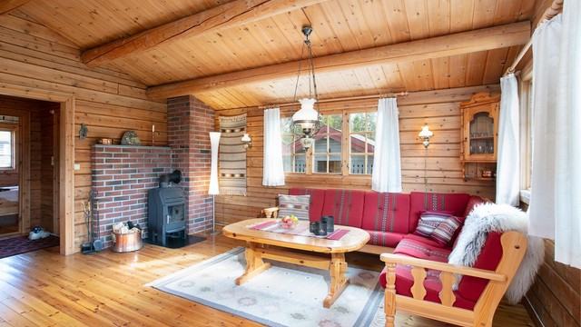 Stuen har god plass til sofagruppe og direkte kontakt med uteområdet.