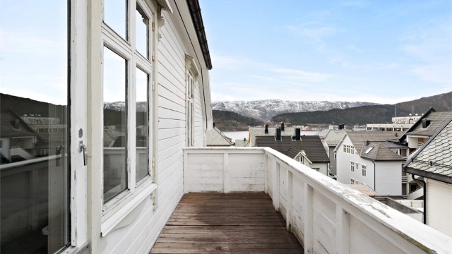 Vestvendt balkong med flott utsikt mot Aspevågen, Hessa og Sulafjellet i syd