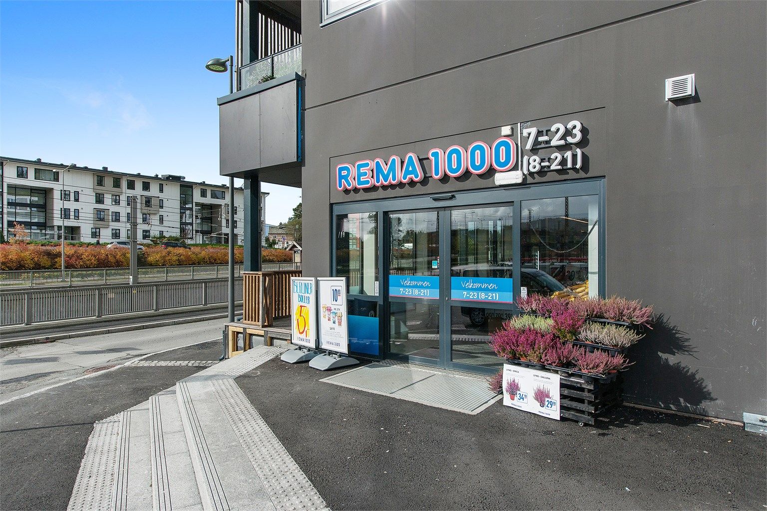 Rema 1000 ligger like ved bybanen, og i tillegg finner du Bunnpris i Steinsviken